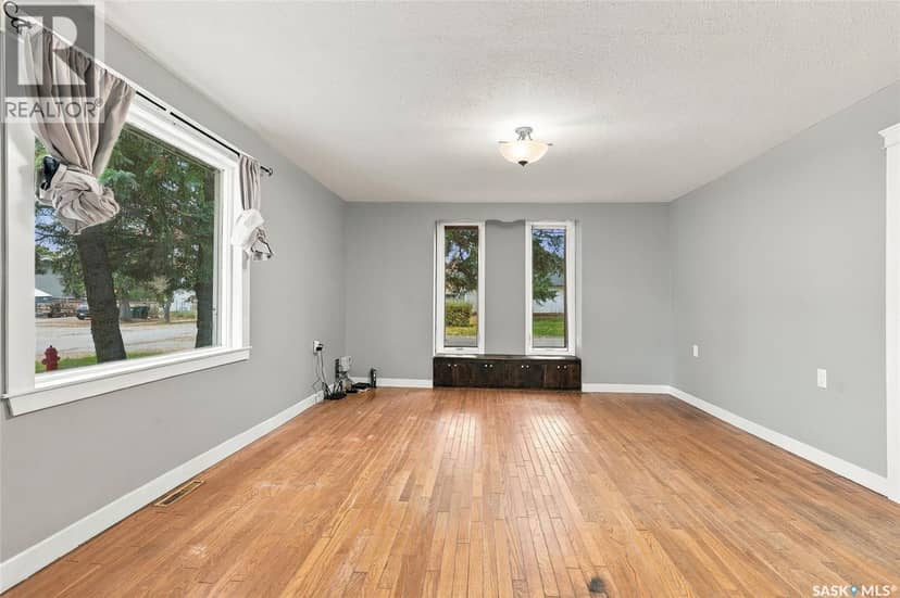 401 2nd STREET E — photo 11 of 40