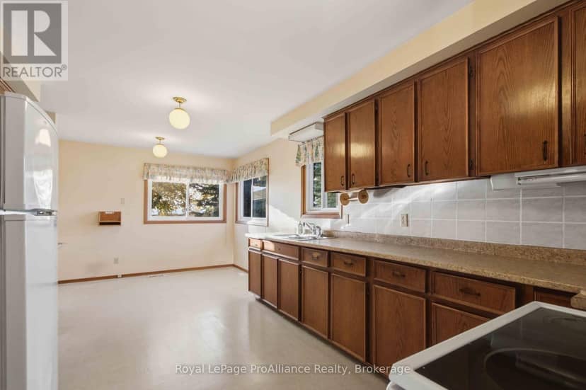1347 Stockdale Road — photo 9 of 40