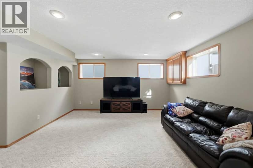 123 Robinson Crescent — photo 20 of 33