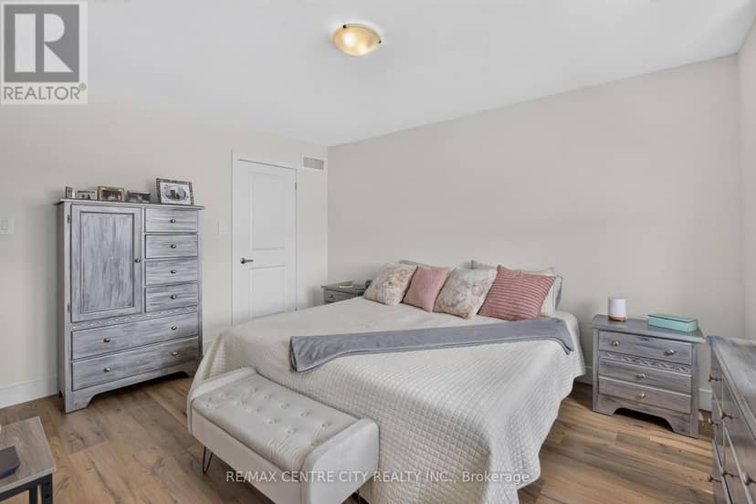 56 - 1595 Capri Crescent — photo 26 of 36
