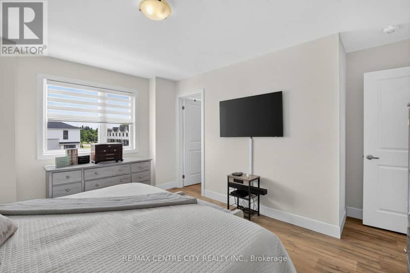 56 - 1595 Capri Crescent — photo 27 of 36