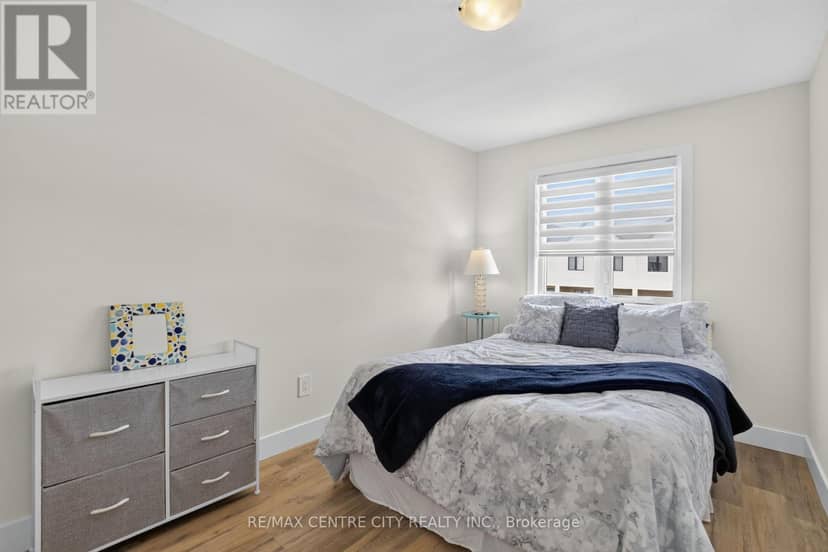 56 - 1595 Capri Crescent — photo 31 of 36