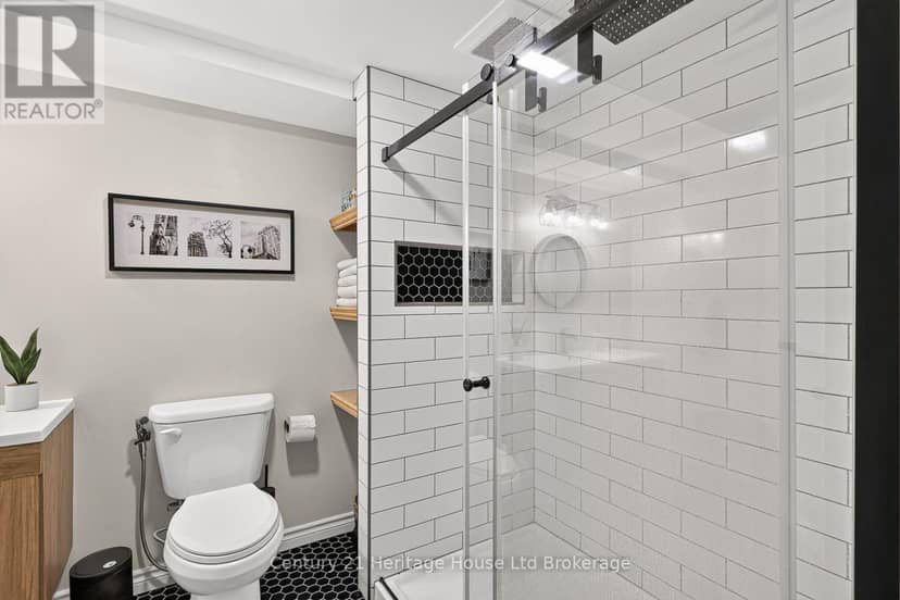 205 Victoria Street S — photo 39 of 40