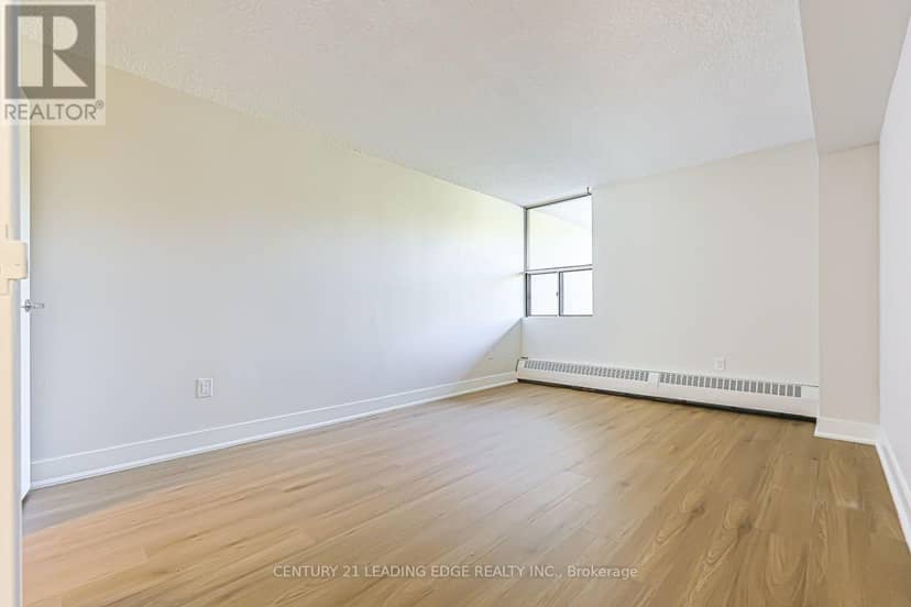 301 - 25 Sunrise Avenue — photo 14 of 30