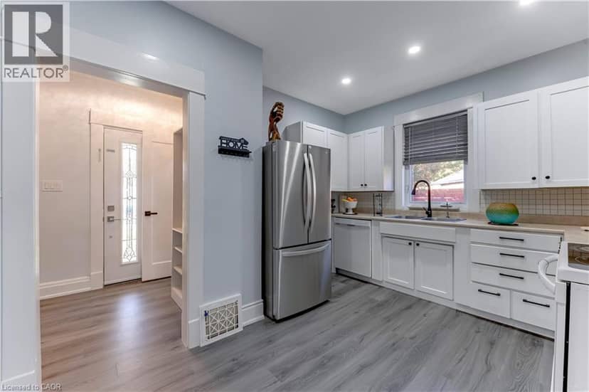 116 VICTORIA Avenue — photo 9 of 40