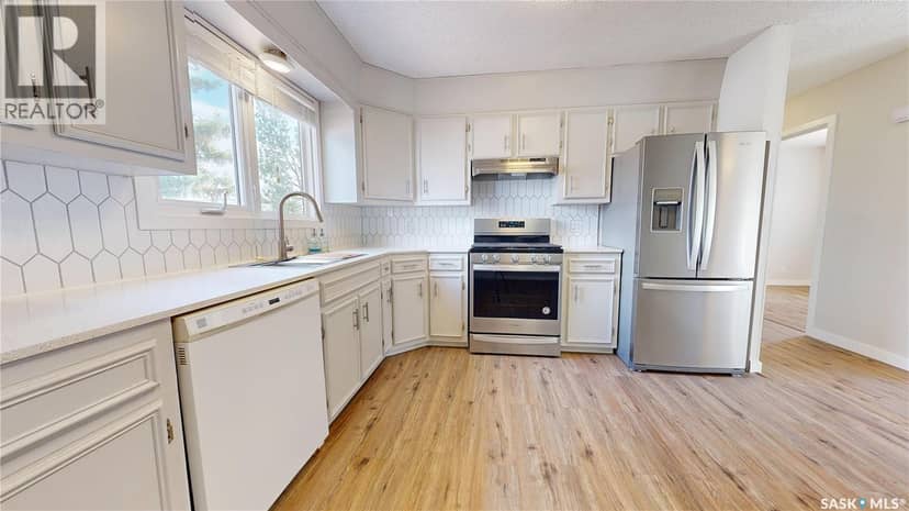 108 Griffin STREET, Maple Creek, photo 2