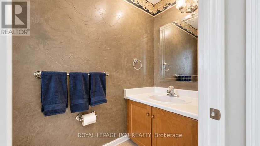 105 Hanton Crescent — photo 13 of 40