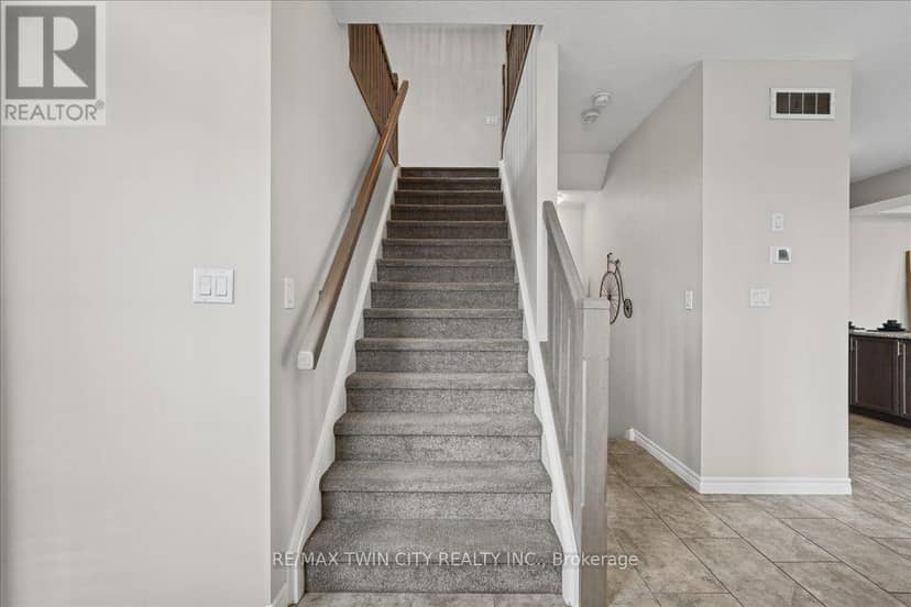 100 Links Crescent N — photo 19 of 40