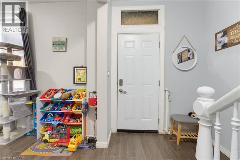 256 DUNDAS Street — photo 12 of 34
