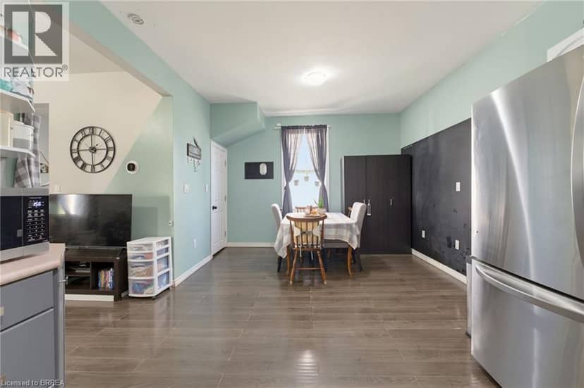 256 DUNDAS Street — photo 8 of 34
