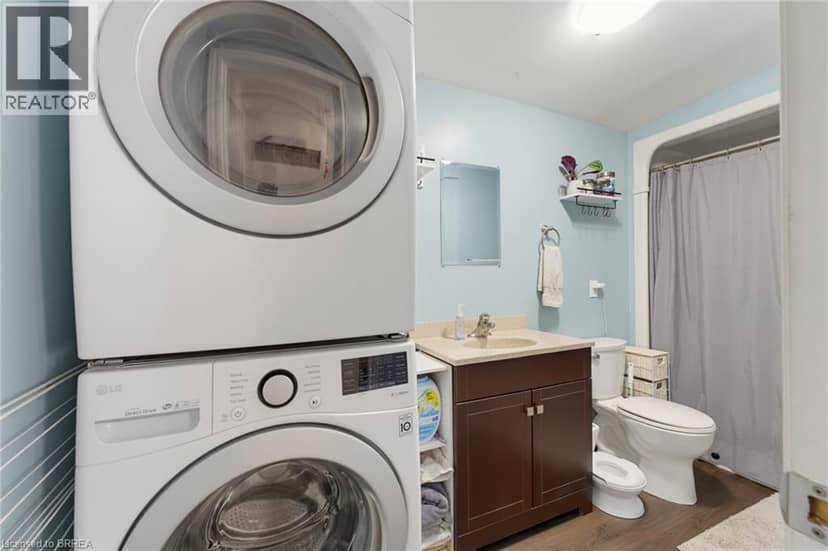 256 DUNDAS Street — photo 16 of 34