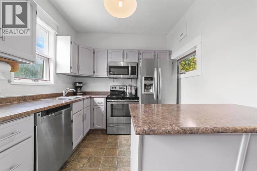4806 53 Street — photo 10 of 32