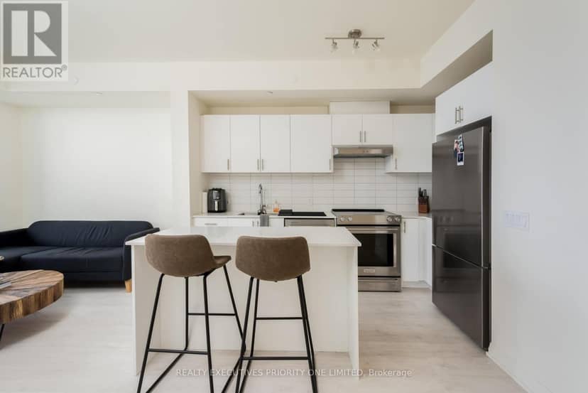 923 - 9000 Jane Street — photo 10 of 32