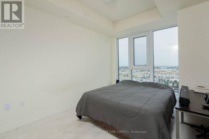 923 - 9000 Jane Street — photo 15 of 32