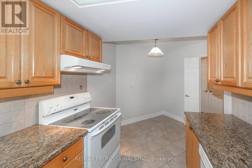 105 - 95 La Rose Avenue — photo 15 of 37