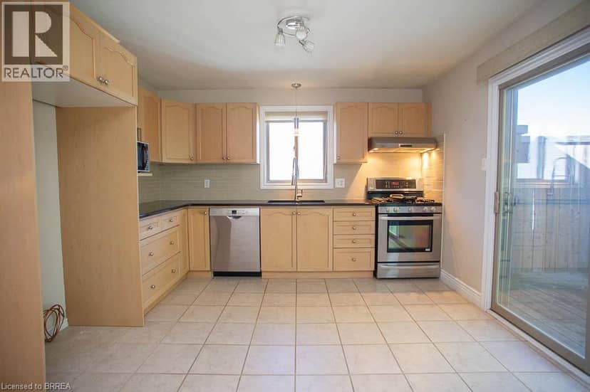 16 BRADBURY Crescent — photo 9 of 37