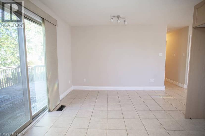 16 BRADBURY Crescent — photo 11 of 37