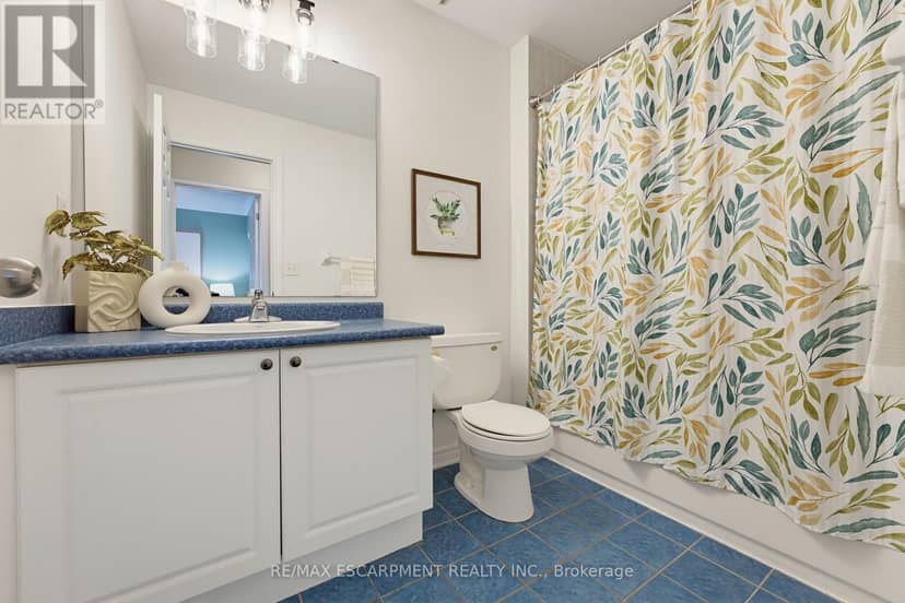 63 Golden Iris Crescent — photo 14 of 19