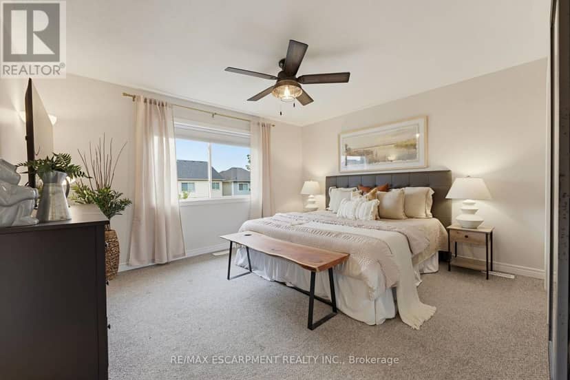 63 Golden Iris Crescent — photo 9 of 19