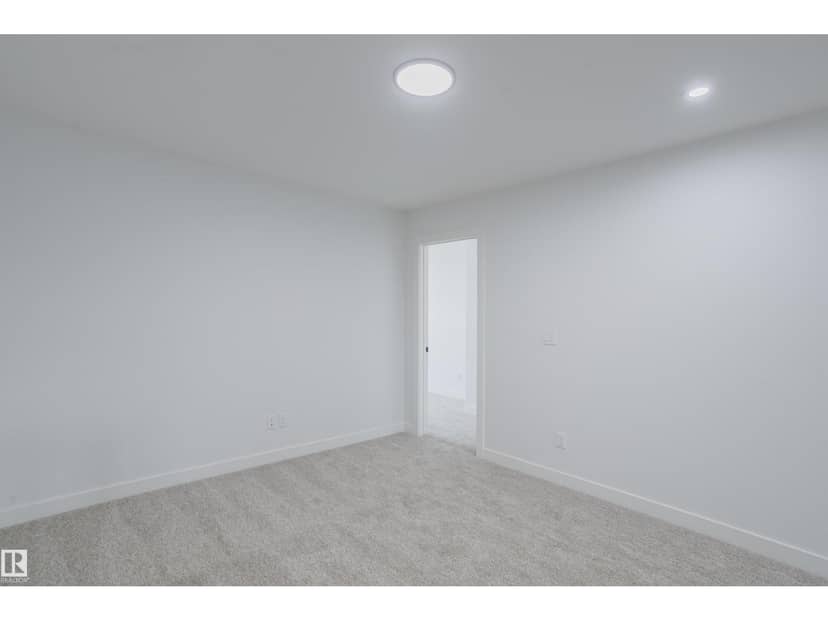 6215 29 AV SW — photo 33 of 40