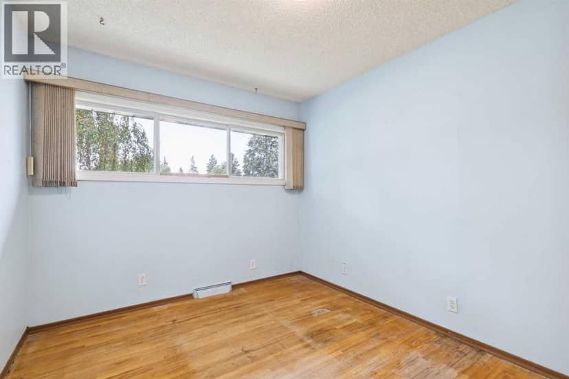 4528 26 Avenue SW — photo 15 of 35