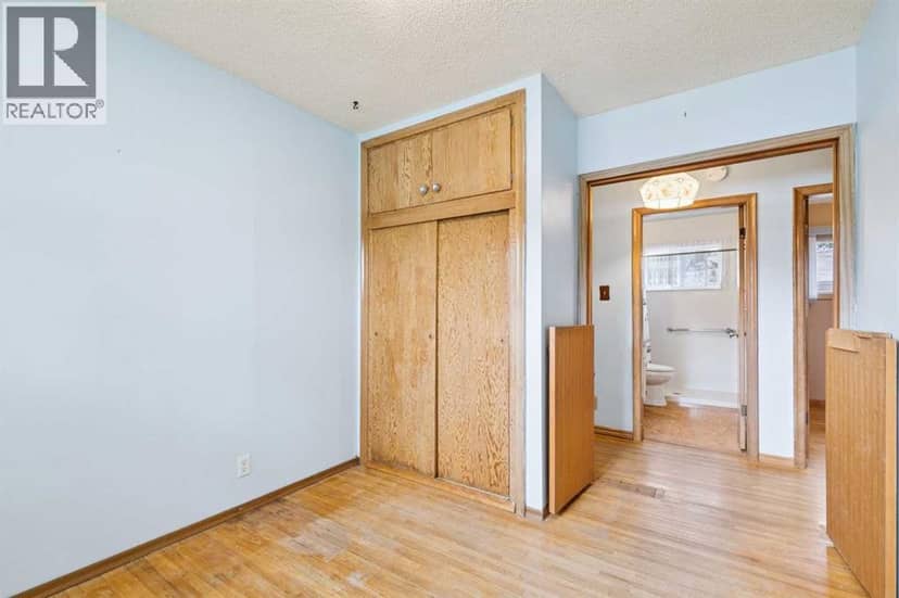 4528 26 Avenue SW — photo 16 of 35