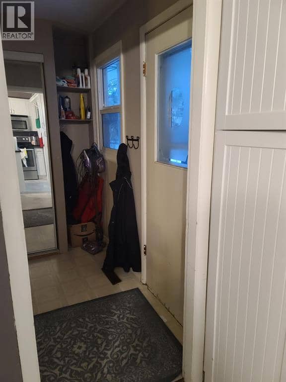 5211 50 Avenue — photo 12 of 16