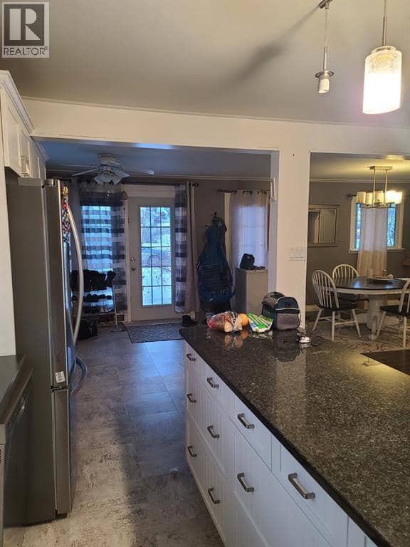 5211 50 Avenue — photo 9 of 16