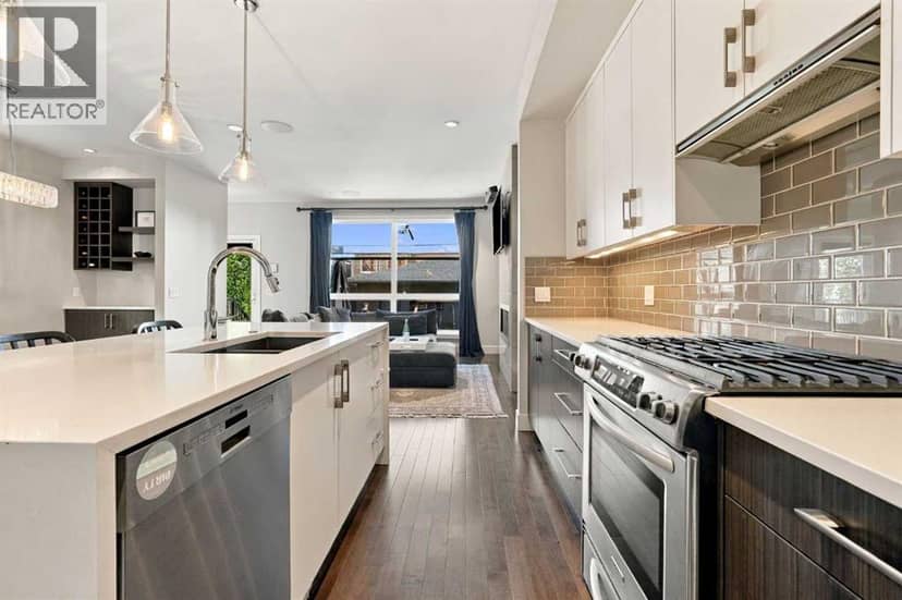2208 32 Street SW — photo 10 of 40