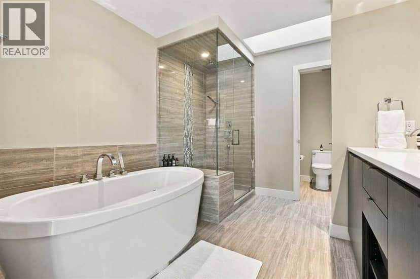 2208 32 Street SW — photo 24 of 40