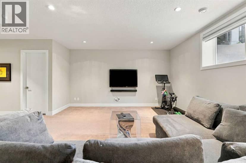 2208 32 Street SW — photo 36 of 40