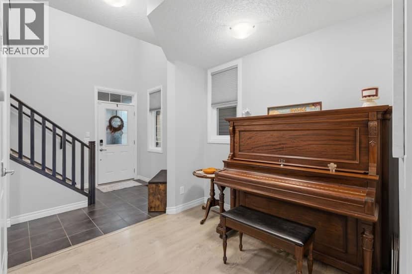 411 Hillcrest Circle SW, Airdrie, photo 5