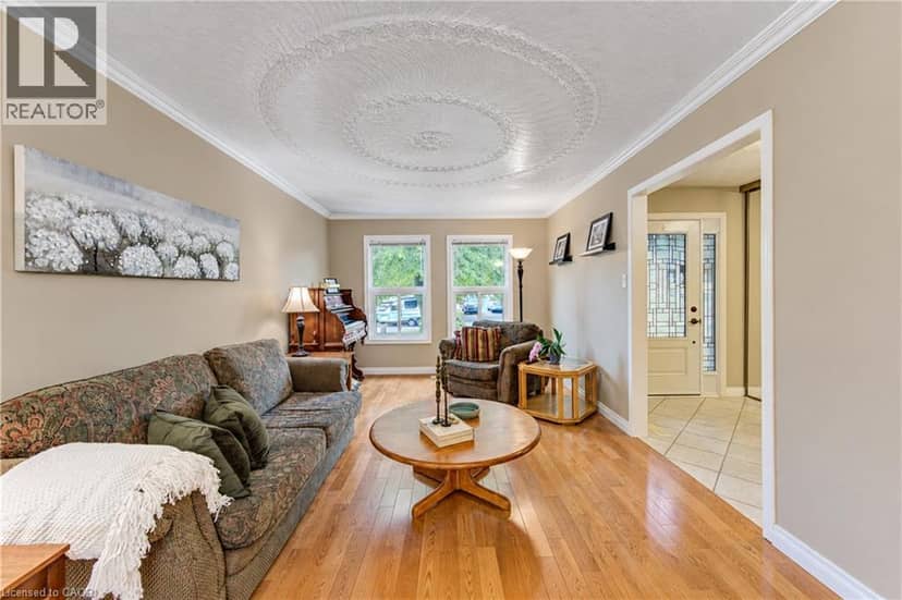 104 DEERWOOD Crescent — photo 10 of 40