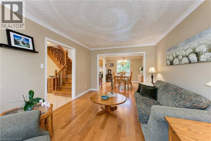 104 DEERWOOD Crescent — photo 9 of 40
