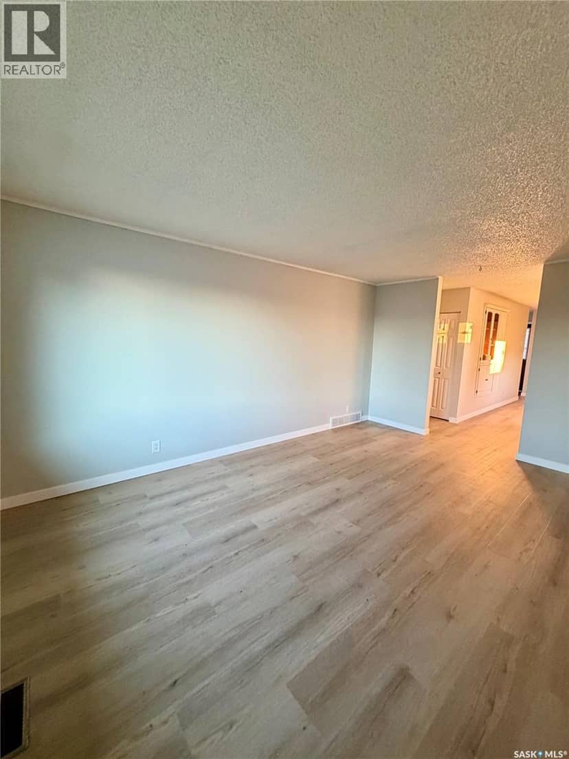 713 Birch CRESCENT — photo 13 of 40