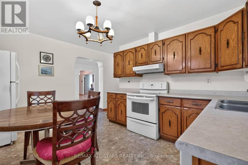12 Adanac Drive — photo 10 of 33
