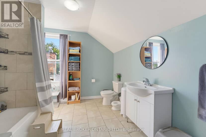 252 Dundas Street — photo 17 of 34