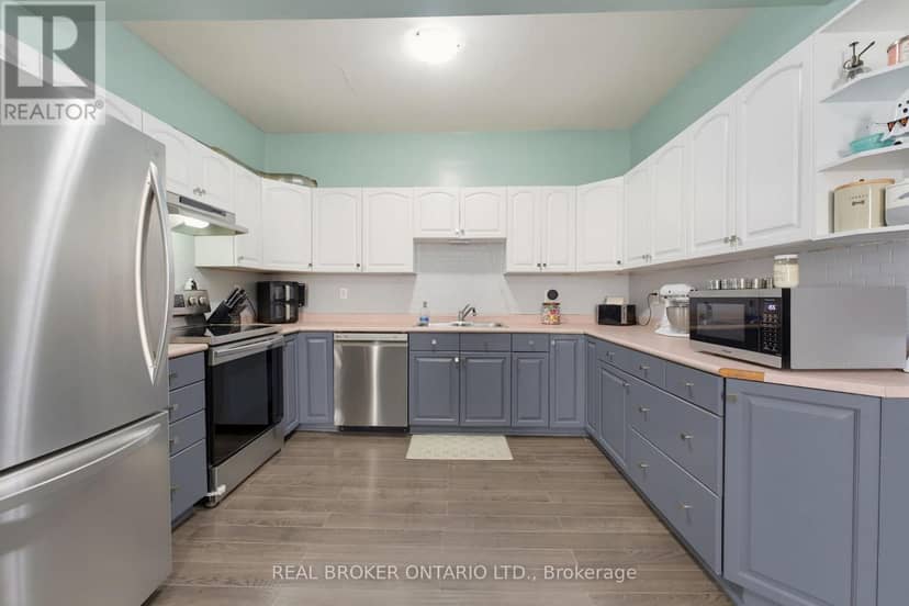 252 Dundas Street — photo 5 of 34