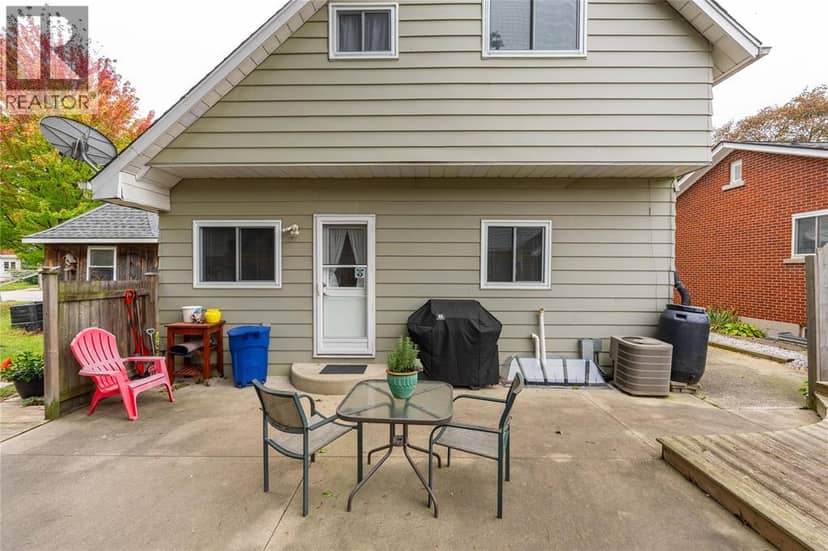 266 MACKENZIE STREET North — photo 27 of 39