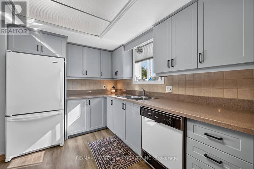 96 Cambridge Crescent — photo 17 of 40
