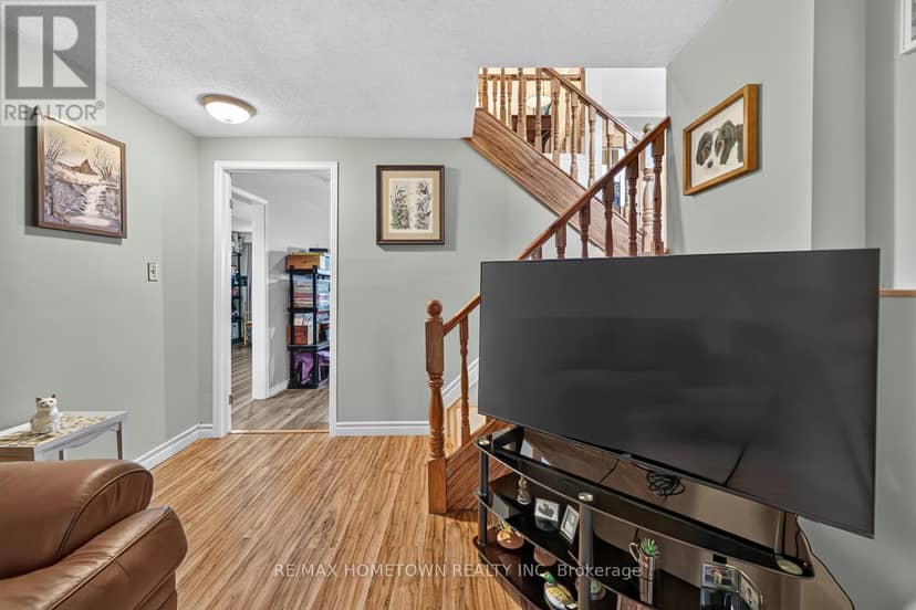 96 Cambridge Crescent — photo 31 of 40