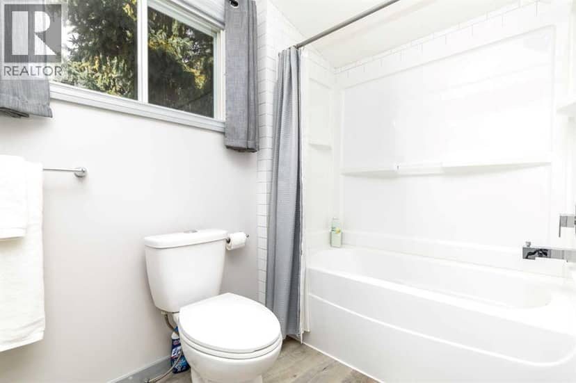 4902 52 Street — photo 12 of 27