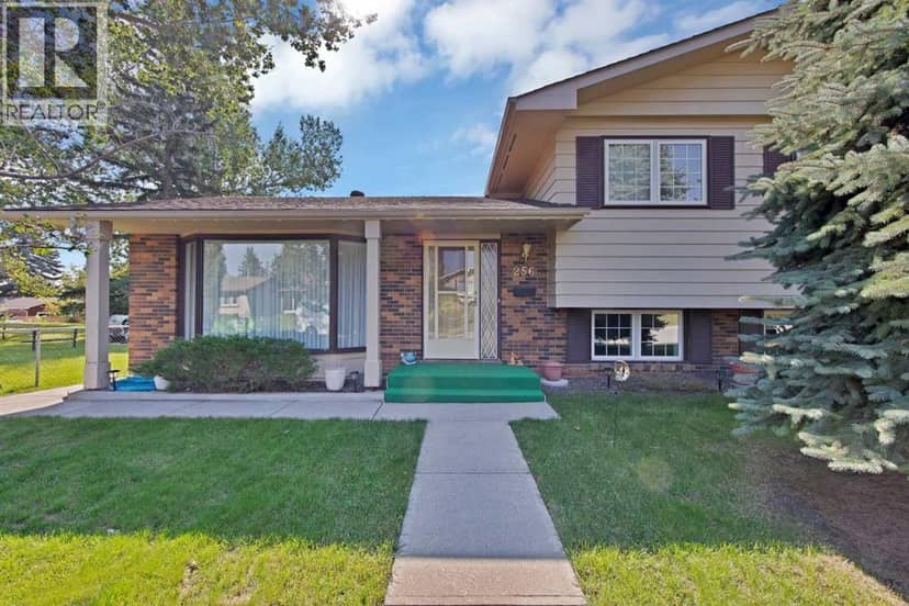 256 Parkwood Close SE, Calgary, photo 2