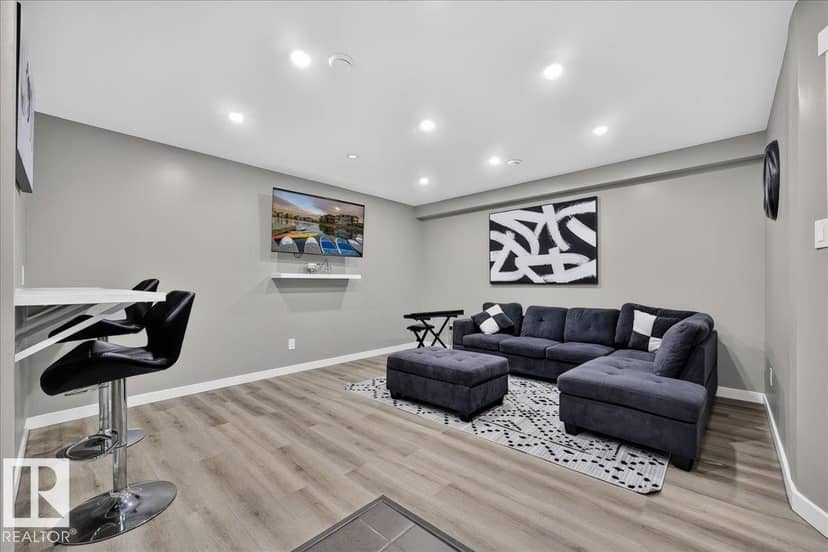 8515 19 AV SW — photo 36 of 40