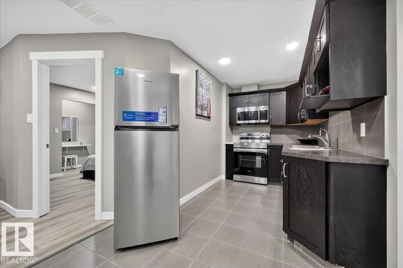 8515 19 AV SW — photo 39 of 40
