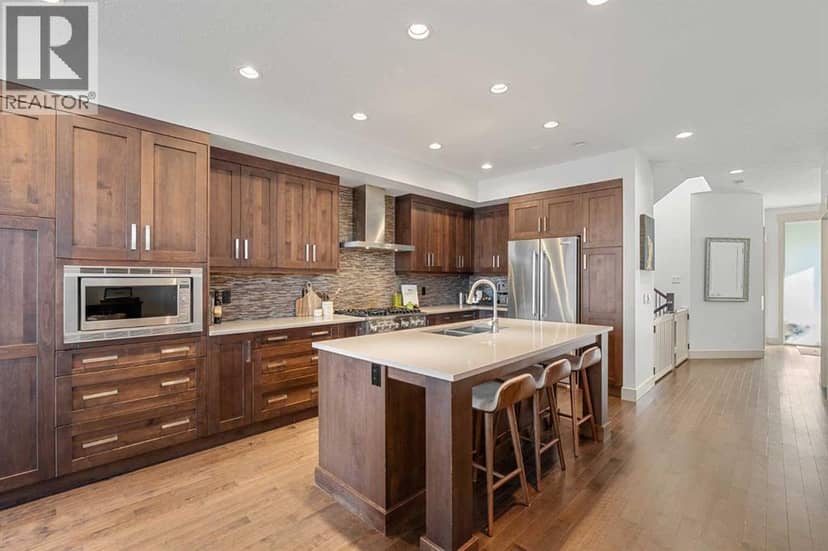 2028 37 Avenue SW, Calgary, photo 2