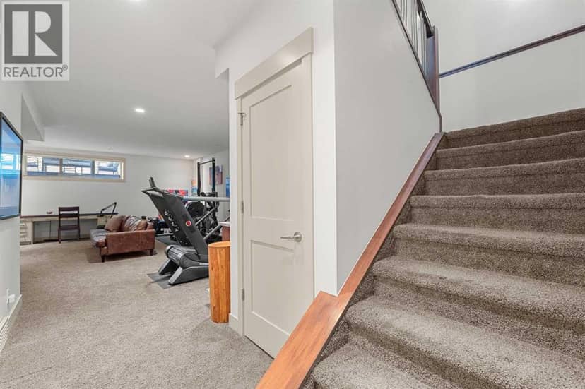 2028 37 Avenue SW — photo 32 of 40