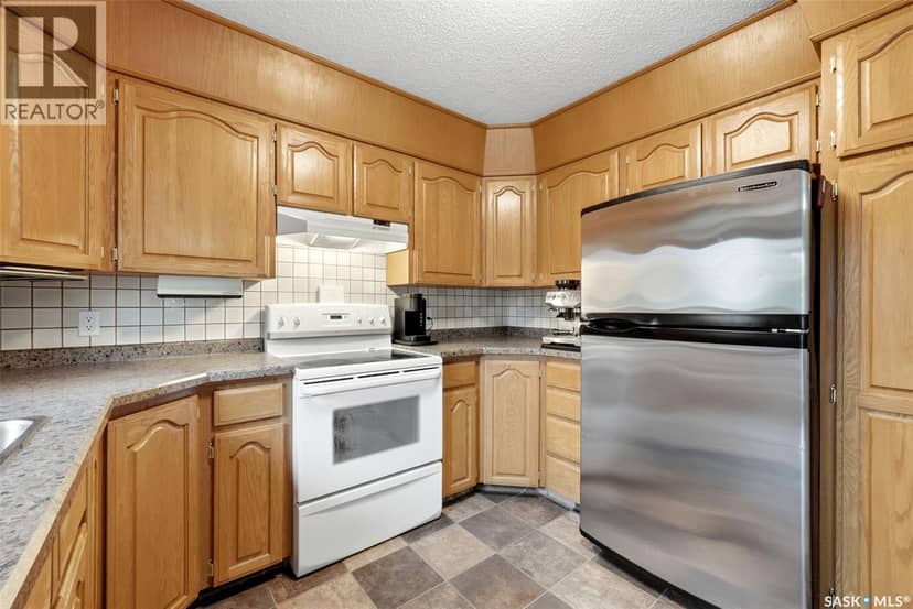 2310 McLurg CRESCENT — photo 10 of 40