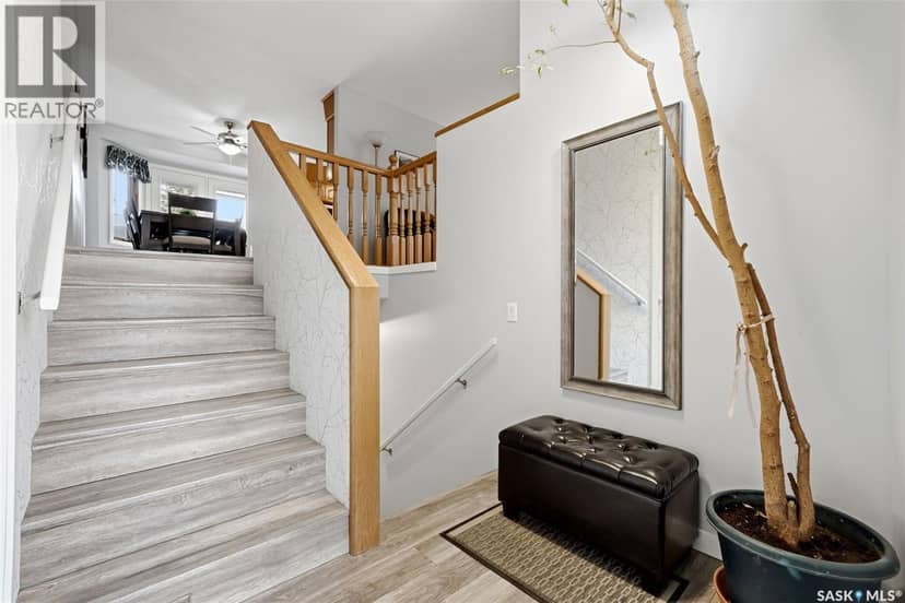 2310 McLurg CRESCENT — photo 4 of 40