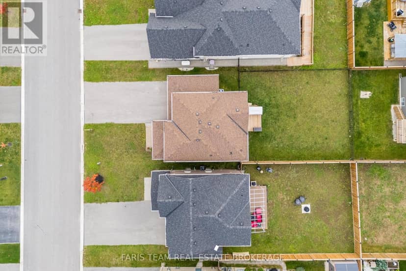 207 Springfield Crescent — photo 34 of 36